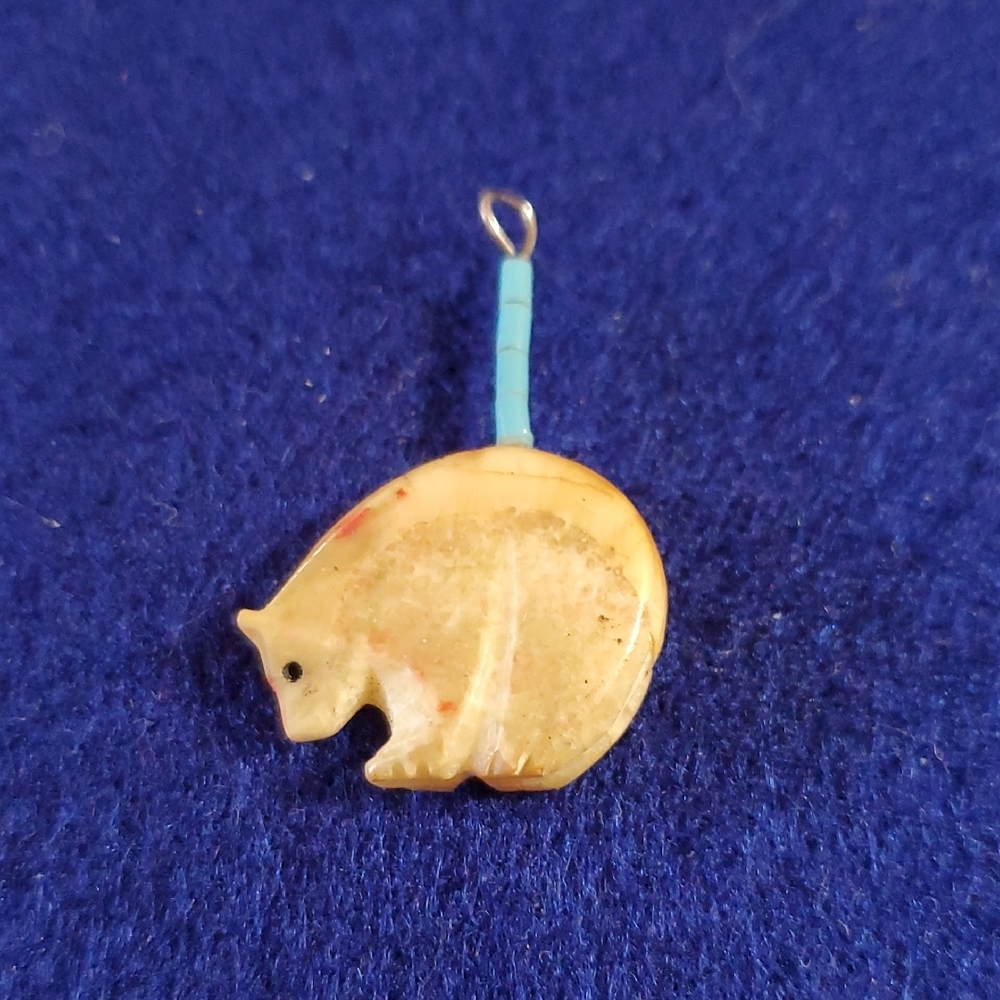 Handcrafted Native American Zuni Fetish Bear Pendant - Picture 2 of 3